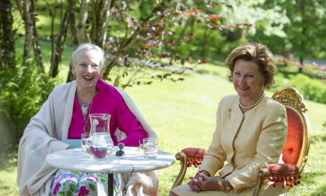 FELLES INTERESSER: Her er dronning Margrethe og dronning Sonja abildet etter åpningen av deres felles kunstutstilling på Baroniet i Rosendal i 2015. Foto: NTB Scanpix FELLES INTERESSER: Her er dronning Margrethe og dronning Sonja abildet etter åpningen av deres felles kunstutstilling på Baroniet i Rosendal i 2015. Foto: NTB Scanpix